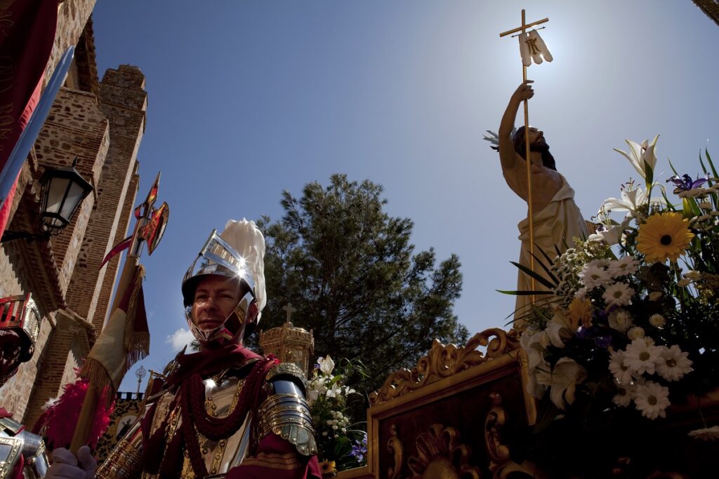 Los Armaos custodian la procesión del Domingo de Resurrección