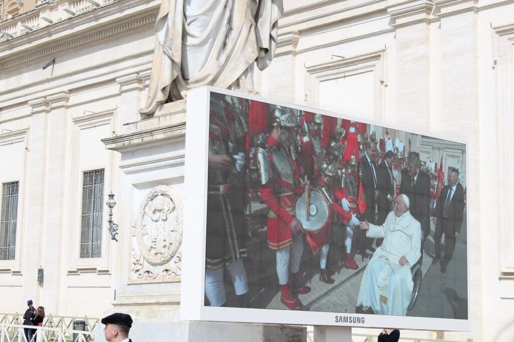 El Papa Francisco saluda a la expedición de la Ruta de la Pasión Calatrava