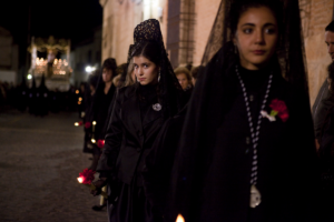 El encaje y la mantilla son piezas esenciales en esta religiosa celebración