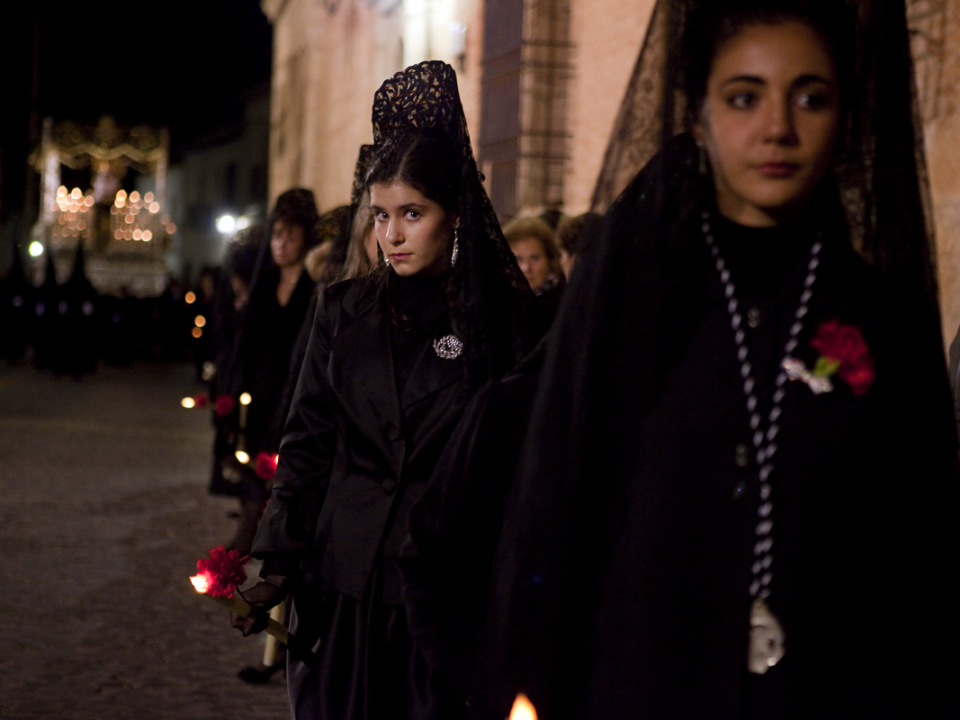 El encaje y la mantilla son piezas esenciales en esta religiosa celebración