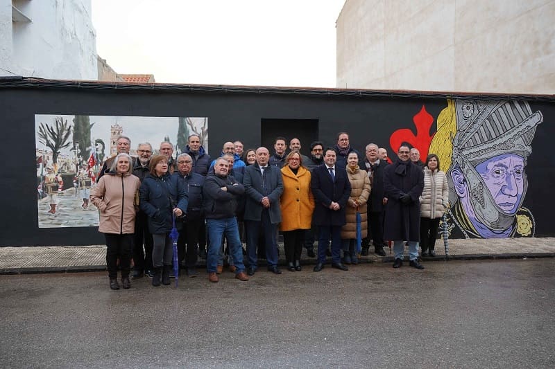 Foto de familia con el mural de la Ruta de la Pasión Calatrava en Aldea del Rey