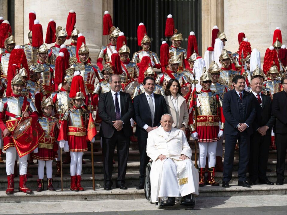 La expedición de la Ruta de la Pasión Calatrava posa junto al Papa Francisco