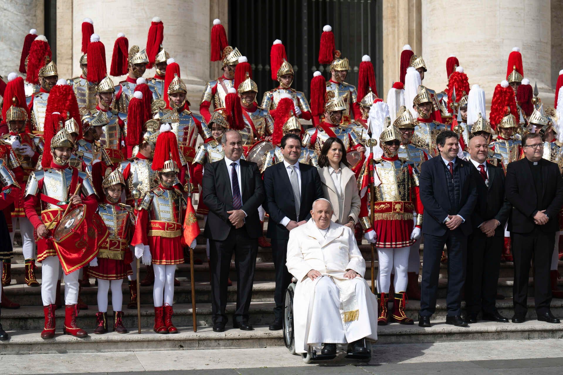 La expedición de la Ruta de la Pasión Calatrava posa junto al Papa Francisco