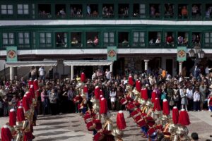 Los Armaos hacen la figura de 'la Caracola' en la Plaza Mayor de Almagro