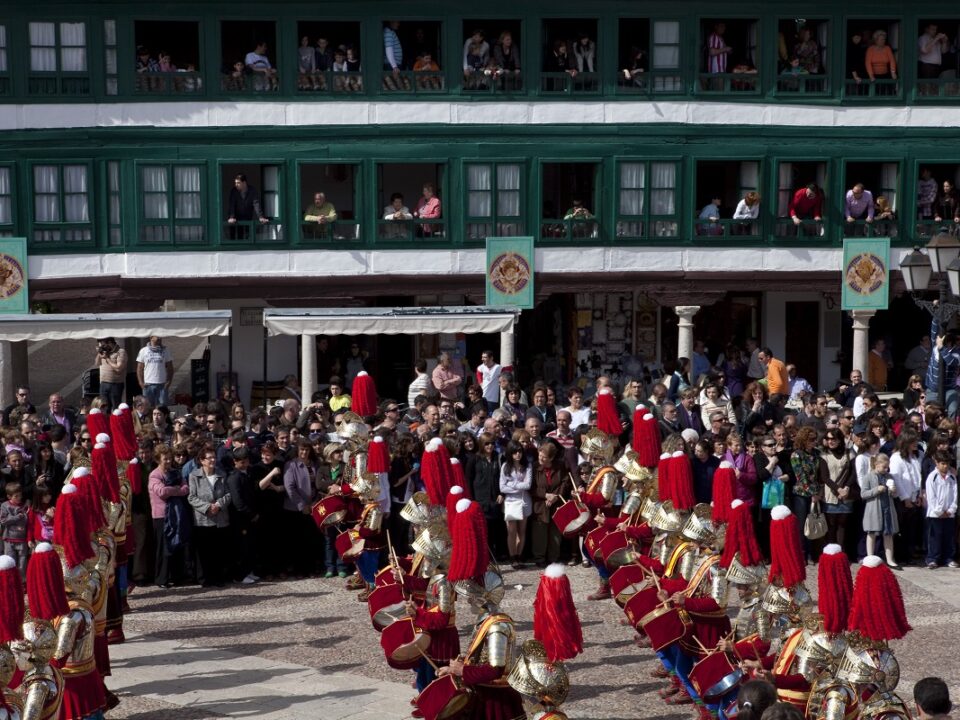 Los Armaos hacen la figura de 'la Caracola' en la Plaza Mayor de Almagro